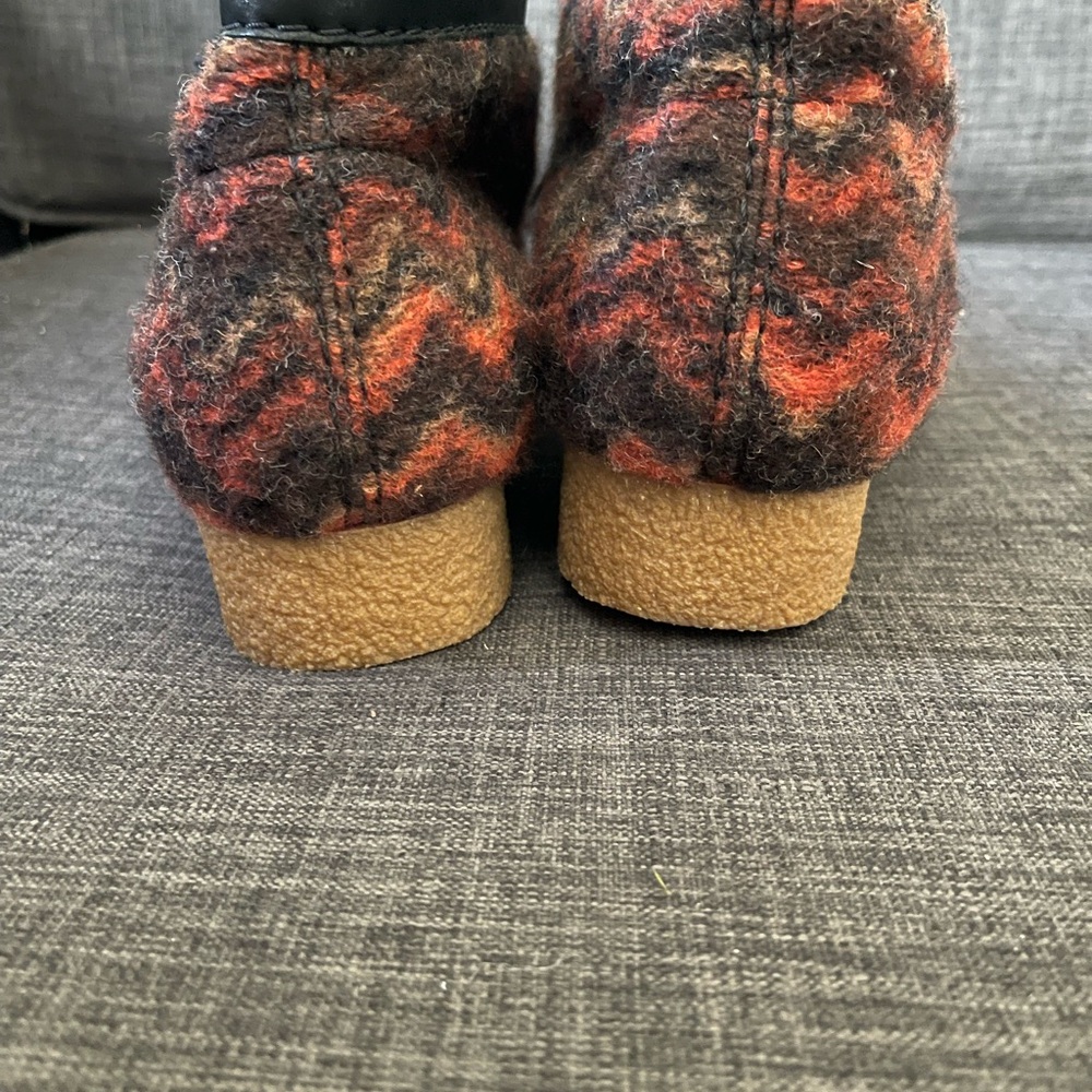 Colorful Zigzag Patterned Shoes - Picture 3 of 3